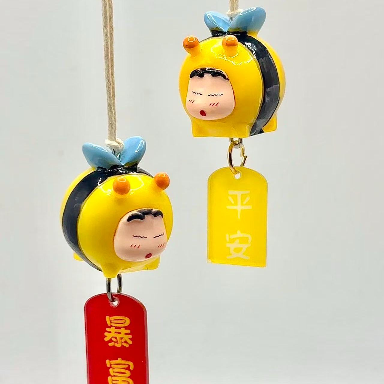 Car Accessories Papar - Figur Cosplay Crayon Shin-chan Bee, Gantungan